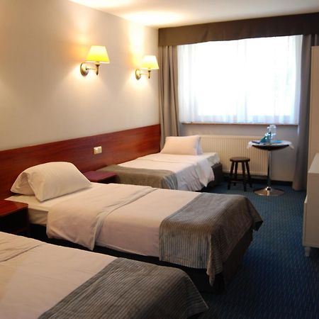 Amigo Hotel Sulejowek Bagian luar foto