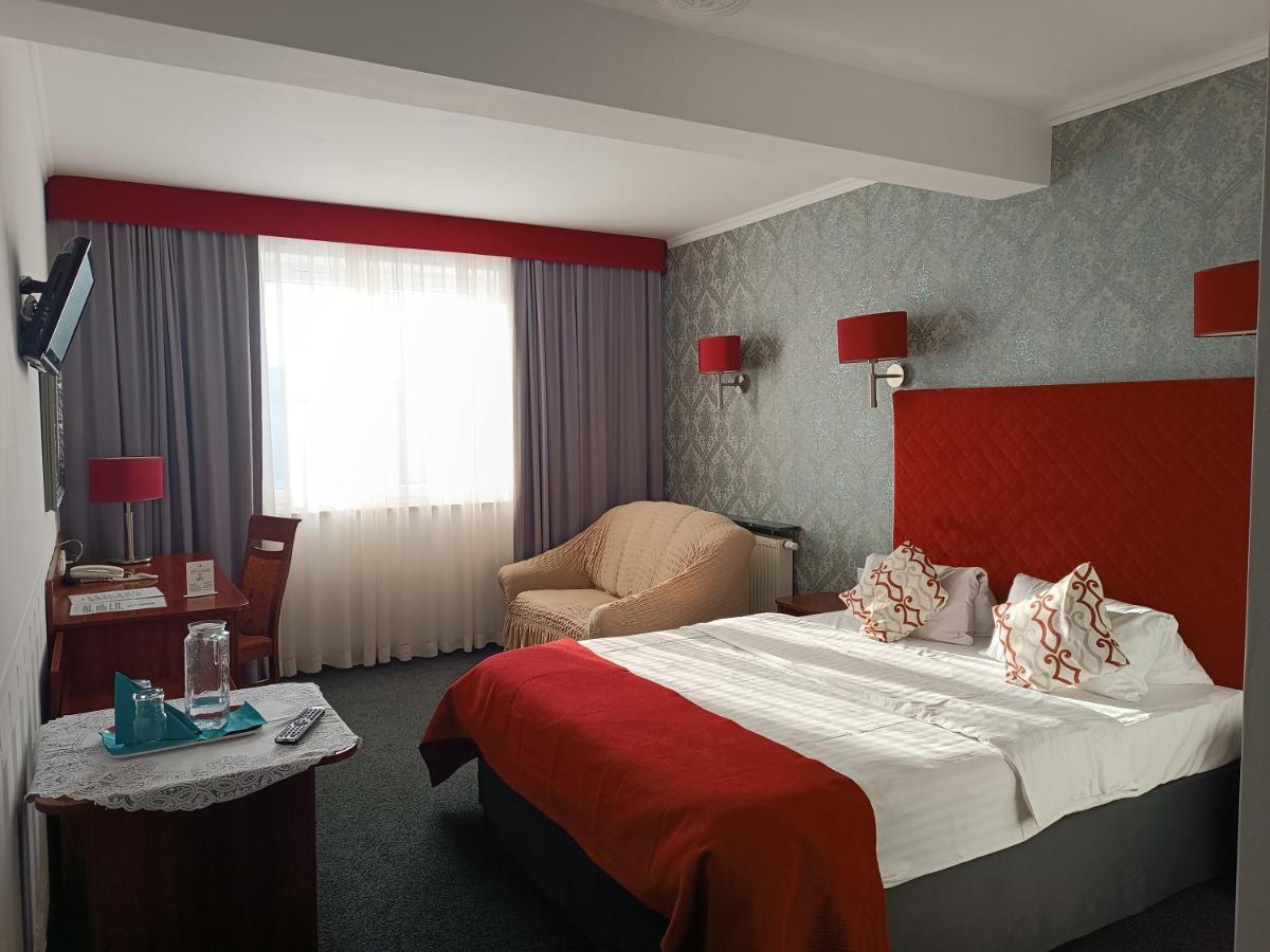Amigo Hotel Sulejowek Bagian luar foto