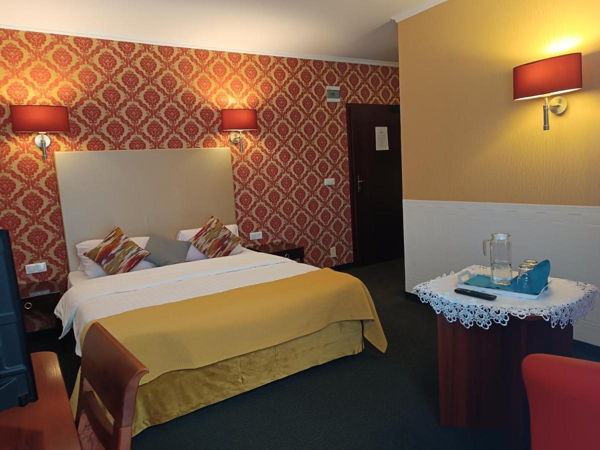 Amigo Hotel Sulejowek Bagian luar foto