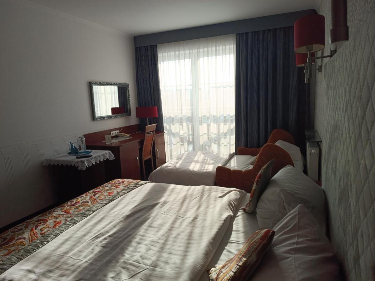 Amigo Hotel Sulejowek Bagian luar foto