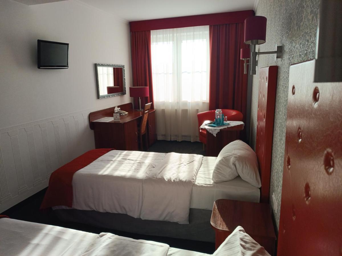 Amigo Hotel Sulejowek Bagian luar foto