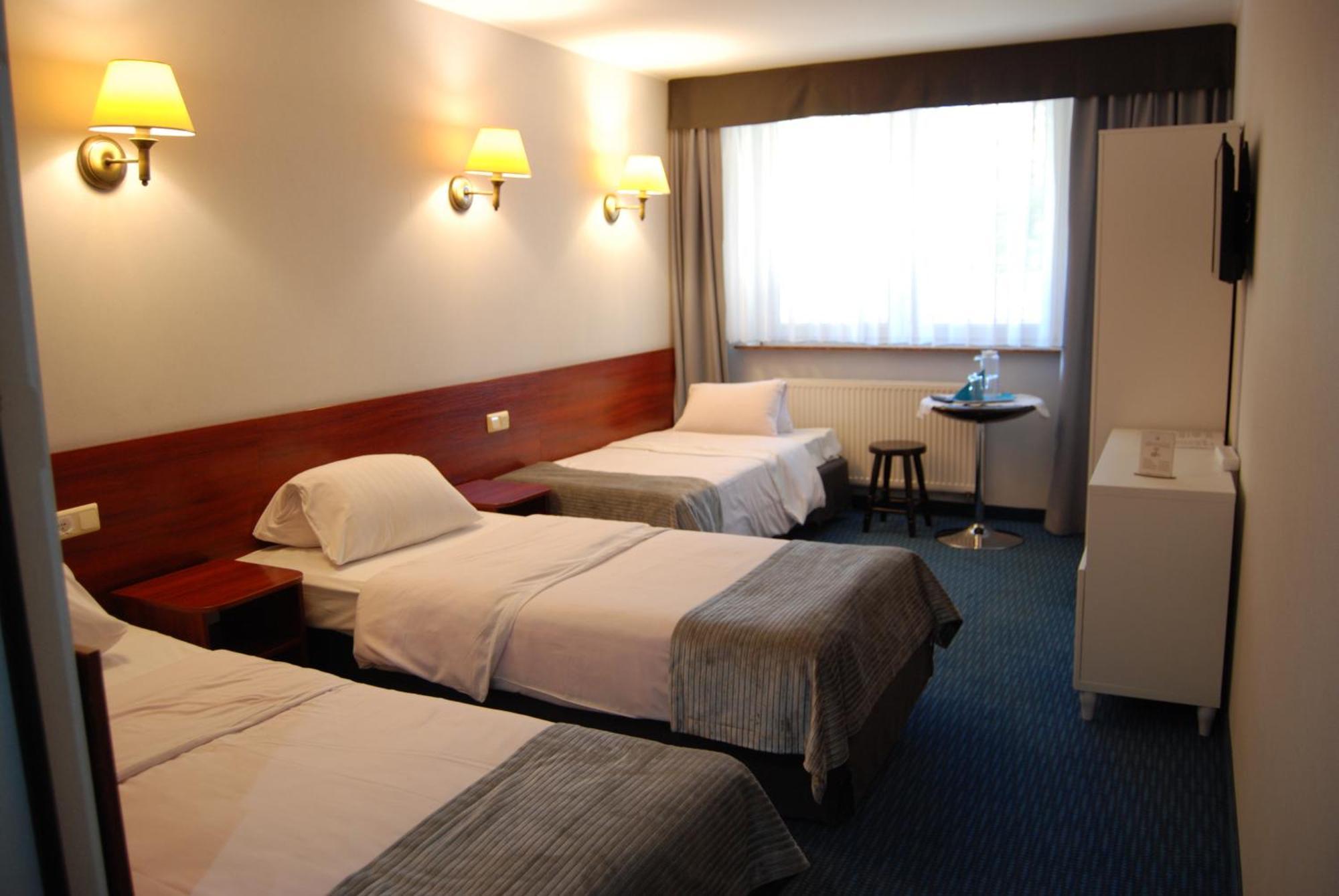 Amigo Hotel Sulejowek Bagian luar foto