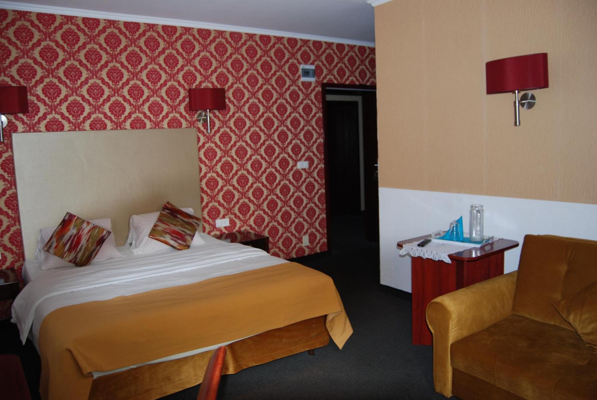 Amigo Hotel Sulejowek Bagian luar foto