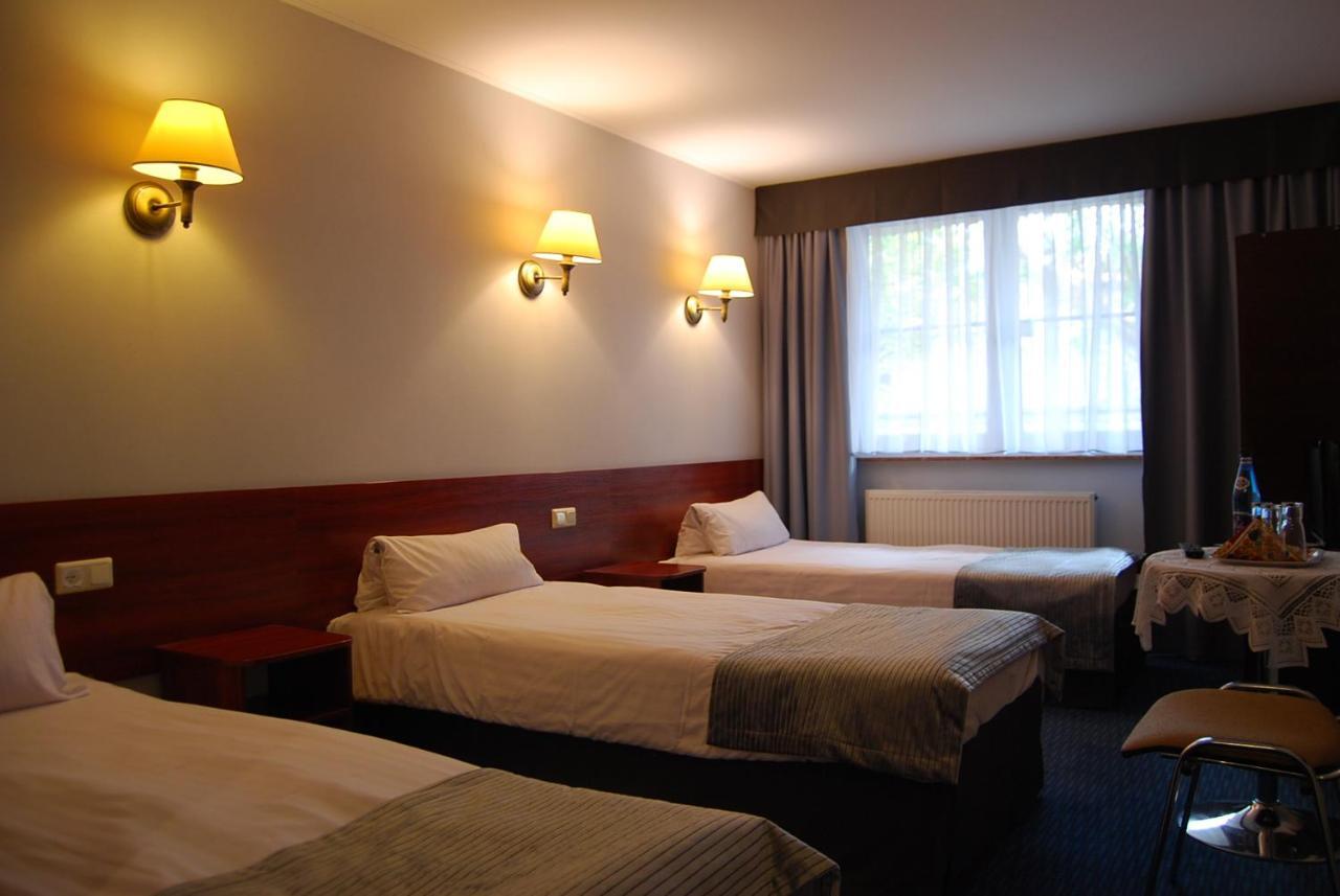 Amigo Hotel Sulejowek Bagian luar foto